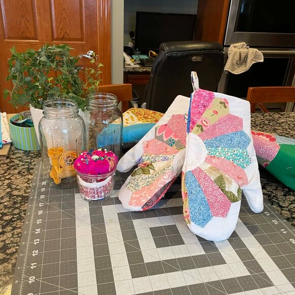 Other - Homemade Dresden Plate Quilted Fully Lined Oven Mitts